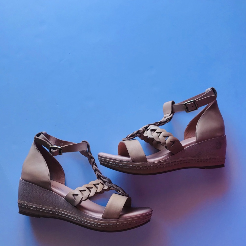 Elegant Tan Braided Wedge Sandals - Picture 3 of 12